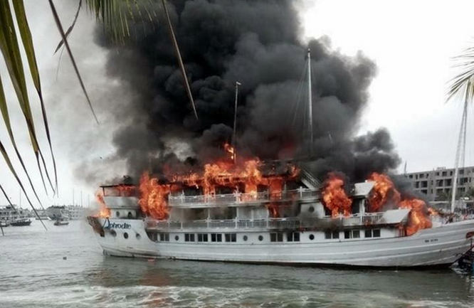 Tàu du lịch cháy dữ dội, nhiều người nhảy xuống biển Hạ Long ảnh 6