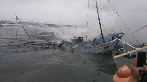 Tàu du lịch cháy dữ dội, nhiều người nhảy xuống biển Hạ Long ảnh 3