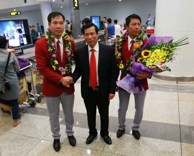Người hùng Hoàng Xuân Vinh được chào đón cuồng nhiệt ở sân bay ảnh 1