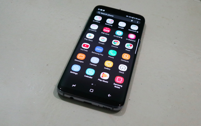 Galaxy S8 chưa phân phối chính hãng tại Việt Nam, sản phẩm trên thị trường hầu hết được vận chuyển thông qua đường xách tay. Ngay sau khi xuất hiện trong nước, smartphone này đã được mổ xẻ để xem xét linh kiện và cấu trúc bên trong.