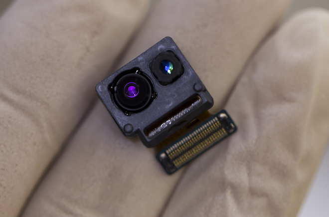 Module camera trước có thêm một camera phụ cho nhận dạng mống mắt và khuôn mặt.