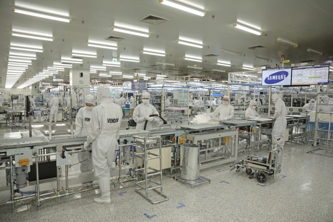 Bên trong nhà máy sản xuất được chia làm 3 khu riêng biệt: khu vực sản xuất màn hình tinh thể lỏng (LCM), k hu vực lắp ráp thành phẩm và khu kiểm tra chất lượng.