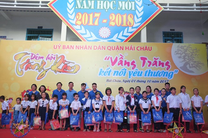 Trao quà cho các em học sinh tại Đà Nẵng