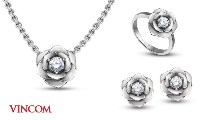 Năm nay, Vincom dành tặng cho khách hàng toàn quốc những sản phẩm trang sức hoa hồng được gia công từ vàng 14K đính kim cương – phiên bản ‘limited edition’ chỉ có tại Vincom