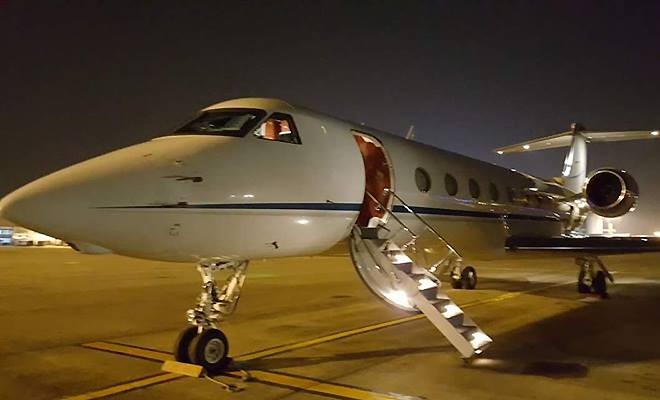Máy bay của tỷ phú Jack Ma đỗ tại sân bay Nội Bài. Ảnh: Anh Duy.