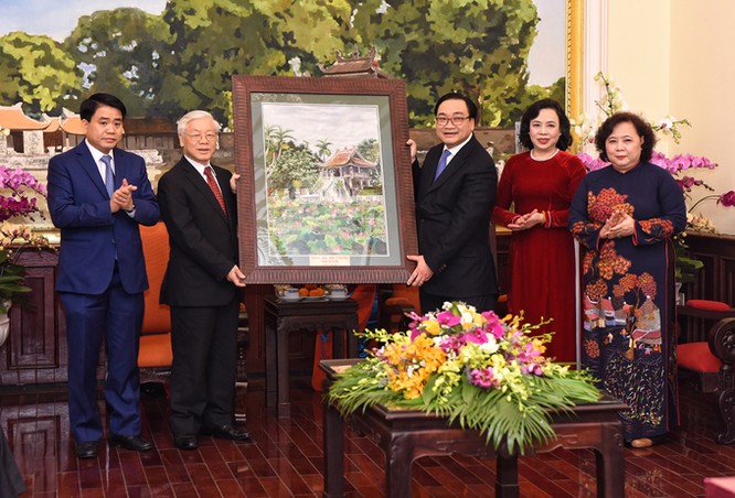 Tối 15/2 (tức đêm 30 Tết), Tổng bí thư Nguyễn Phú Trọng đã thăm, chúc Tết Đảng bộ, chính quyền, nhân dân thành phố Hà Nội.