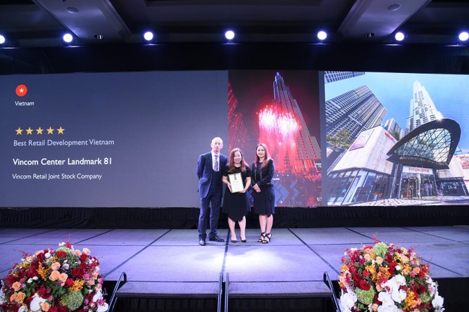 Đại diện Công ty cổ phần Vincom Retail (đứng giữa) nhận giải thưởng“Trung tâm thương mại tốt nhất Việt Nam” tại đêm trao giải APPA 2019 tổ chức tại Thái Lan