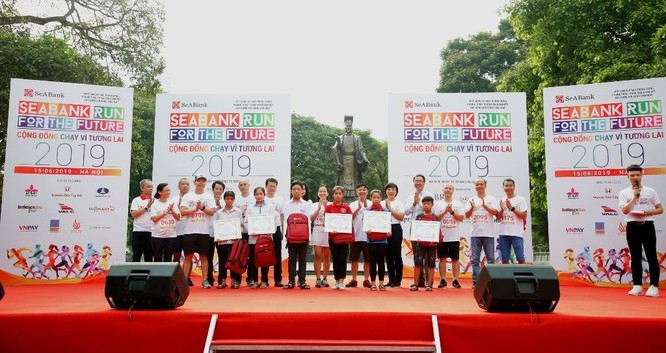 Gần 2.300 người tham gia giải chạy cộng đồng gây quỹ học bổng cho trẻ em nghèo hiếu học tại Hà Nội ảnh 4