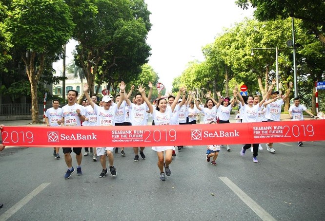 Gần 2.300 người tham gia giải chạy cộng đồng gây quỹ học bổng cho trẻ em nghèo hiếu học tại Hà Nội ảnh 3