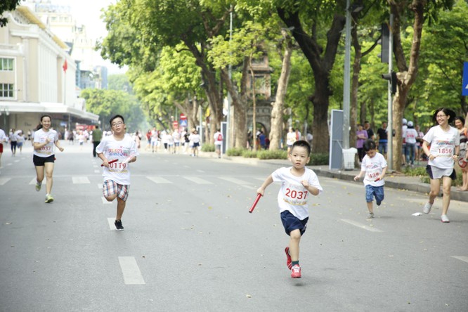 Gần 2.300 người tham gia giải chạy cộng đồng gây quỹ học bổng cho trẻ em nghèo hiếu học tại Hà Nội ảnh 2