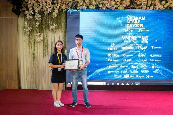 Ban tổ chức trao chứng nhận cho đại diện của Sunshine Tech
