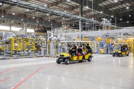 Tại xưởng thân vỏ, ai cũng thích thú ngắm hơn 1.200 robot ABB phối hợp nhịp nhàng để hàn ghép hơn 6.000 mối hàn, tạo thành thân vỏ của 02 dòng xe Sedan Lux A2.0 và SUV Lux SA2.0.