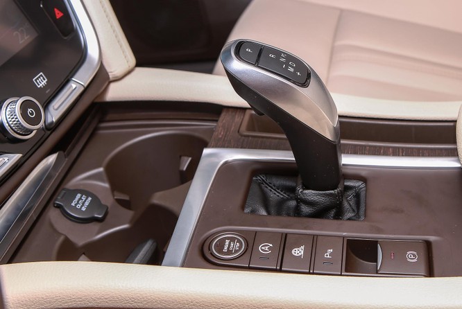Mẫu sedan VinFast sử dụng cần số điện tử, phanh tay điện tử. Ngoài ra, xe còn có chức năng tạm dừng động cơ khi chờ đèn đỏ.