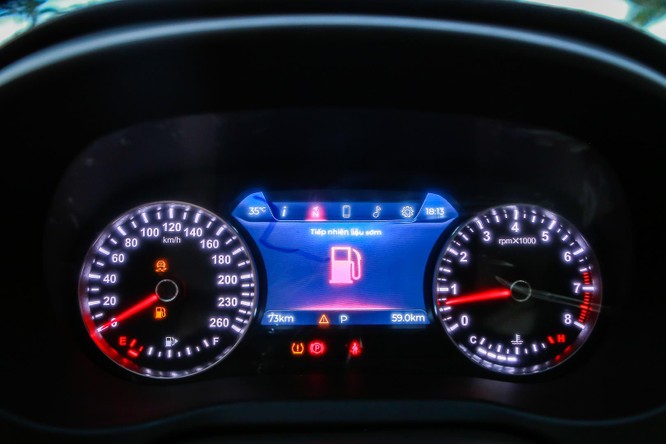 Màn hình thông tin cho người lái hiển thị sắc nét, kết hợp cùng hai đồng hồ cơ tạo nên vẻ đẹp hài hòa giữa truyền thống và hiện đại cho mẫu sedan của VinFast.
