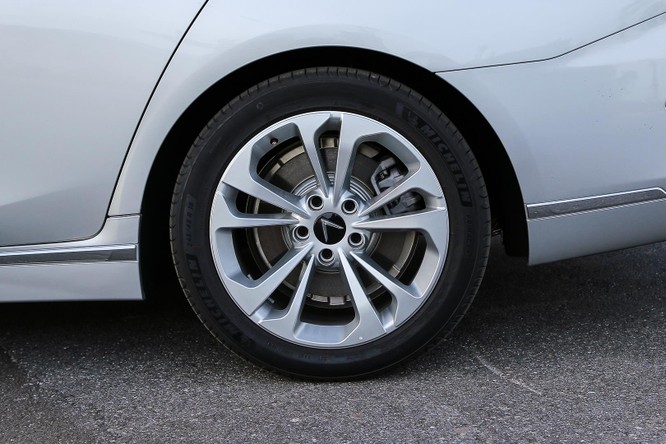 VinFast trang bị cho xe bộ la-zăng kích thước 18 inch tiêu chuẩn và có tùy chọn lên 19 inch. Gương chiếu hậu trên xe tích hợp đèn báo rẽ và camera hỗ trợ quan sát quanh xe.