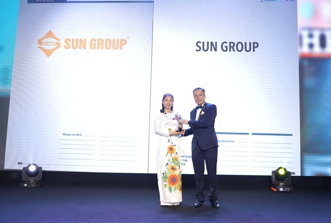 Bà Trần Thị Mỹ Hạnh – Phó Tổng Giám đốc Sun Group nhận giải thưởng Doanh nghiệp có môi trường làm việc tốt nhất châu Á