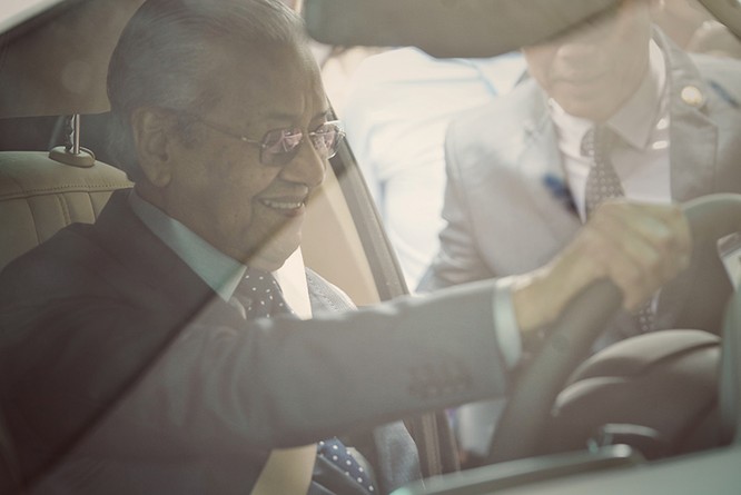 Cận cảnh Thủ tướng 94 tuổi của Malaysia lái xe Vinfast ảnh 2