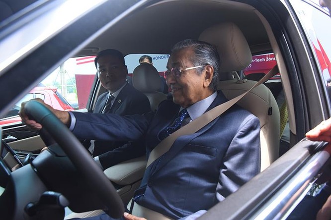 Chiếc xe mang màu đen của Thủ tướng Malaysia lao vun vút trên đoạn đường dài 3km trong khuôn viên F-ville. Chiếc xe do Pininfarina thiết kế, được ông Mohamad đánh giá là “rất đẹp”