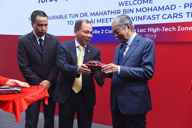 Thủ tướng Mahathir Mohamad được coi là “người đỡ đầu” cho ngành công nghiệp ô tô Malaysia. Ông cũng là “kiến trúc sư” đưa Malaysia từ một nước nông nghiệp trở thành một trong những nền kinh tế phát triển nhất Đông Nam Á. Nhờ những chính sách khuyến khích phát triển thương hiệu ô tô nội địa, Malaysia hiện là quốc gia duy nhất tại khu vực ASEAN có các thương hiệu ô tô nội địa cạnh tranh sòng phẳng với các hãng xe toàn cầu tại thị trường nước này.