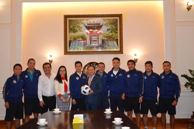 Đại sứ Ngô Đức Mạnh chụp ảnh lưu niệm cùng CLB bóng đá Hà Nội
