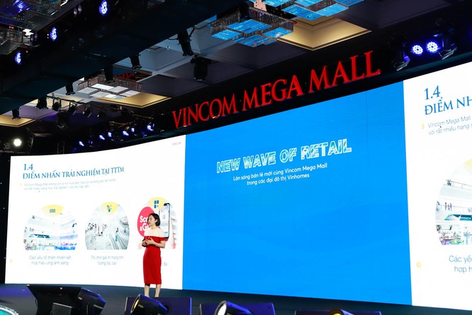 Bà Trần Thu Hiền – Phó Tổng giám đốc Kinh doanh và Marketing công ty Vincom Retail giới thiệu về các yếu tố thành công của 3 Đại Trung Tâm Thương Mại mới