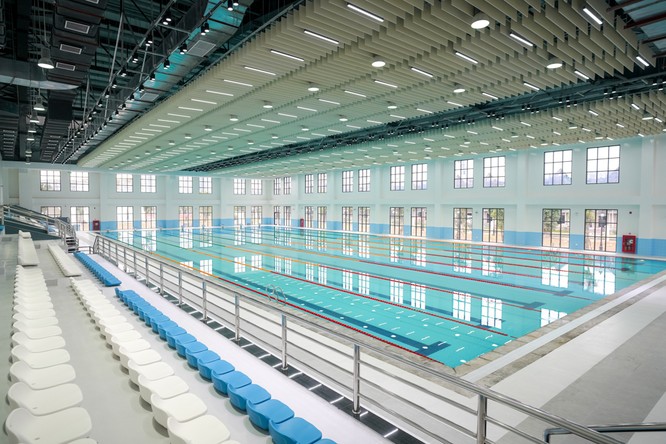 Khu liên hợp thể thao có nhà thể thao diện tích 4.000m2, gồm bể bơi trong nhà chuẩn Olympic kích thước 50mx20m, sân bóng, phòng gym và khu thể dục đa năng; sân vận động và khu thể thao ngoài trời. 
