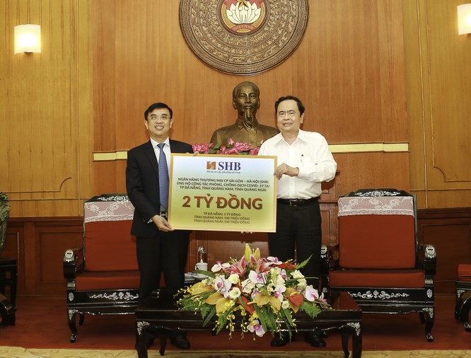 Ông Nguyễn Văn Lê, Tổng Giám đốc Ngân hàng SHB đại diện ngân hàng trao ủng hộ 2 tỷ đồng công tác phòng chống dịch Covid-19 tại miền Trung