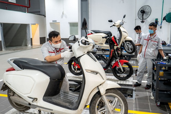 Không chỉ ô tô, xưởng dịch vụ của VinFast Phạm Văn Đồng cũng có khu vực bảo dưỡng, sửa chữa riêng cho các dòng xe máy điện của VinFast. Các nhu cầu khác về xe máy điện VinFast cũng đều được đáp ứng tại đây.