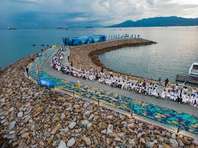 Chiêm ngưỡng sàn catwalk giữa biển độc đáo của Miss World Vietnam 2022 ảnh 2