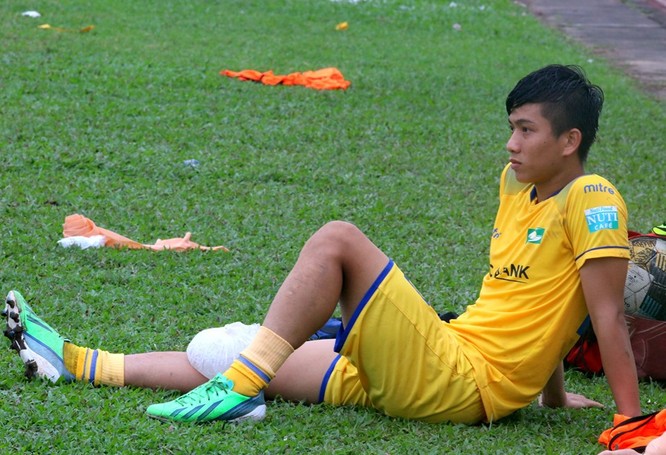 Việc tiền vệ Phan Văn Đức tái phát chấn thương giãn dây chằng đầu gối không thể ra sân (ảnh Songlamplus)
