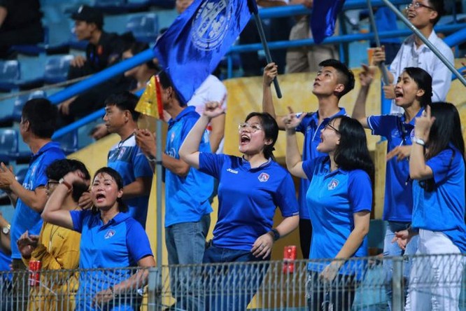 Khán giả Quảng Ninh chờ đợt đội nhà bức tốp trong trận đấu cuối cùng của lượt đi (ảnh VPF)