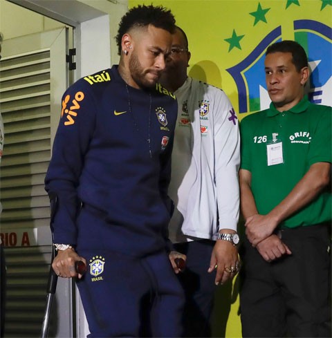 Leonardo, với tư cách đàn anh phải tìm ra cách kiềm hãm được đồng hương Neymar (ảnh AP)