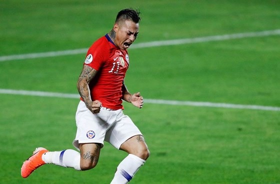 Eduardo Vargas tỏa sáng với cú đúp vào lưới Nhật Bản trong chiến thắng 4-0. Ảnh: AP