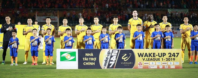 Không nhiều fan SLNA nghĩ đến việc đội bóng xứ Nghệ sẽ đứng vị trí thứ 4 khi khép lại lượt đi V.League 2019 (ảnh VPF)