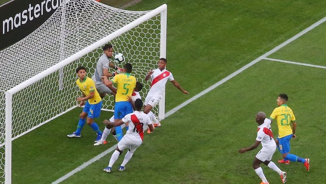  Casemiro đã 2 lần dùng đầu mới ghi được bàn thắng mở tỷ số cho Barazil từ pha đá phạt góc (ảnh AP)