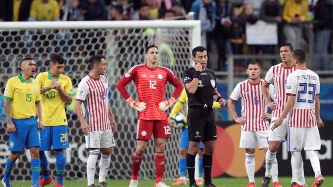 Thường chuyên có 7-8 cầu thủ Paraguay bên phần sân nhà (ảnh AP)