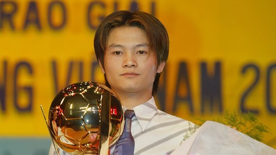 Văn Quyến đoạt danh hiệu Quả bóng vàng 2003 khi mới 19 tuổi. Ảnh: H.Hùng