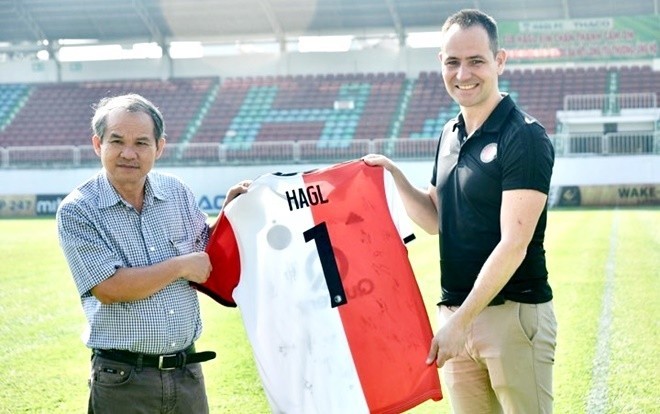 Cái bắt tay với Feyenoord Rotterdam khiến bầu Đức tin rằng nhiều cầu thủ trẻ của HAGL sẽ có thêm cơ hội tiếp cận với bóng đá châu Âu. (ảnh HAGL)