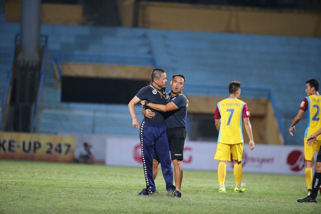 Sau khi trận đấu kết thúc, HLV Chu Đình Nghiêm đã lao vào sân phản ứng trọng tài chính Vũ Phúc Hoan. Ảnh VietTimes