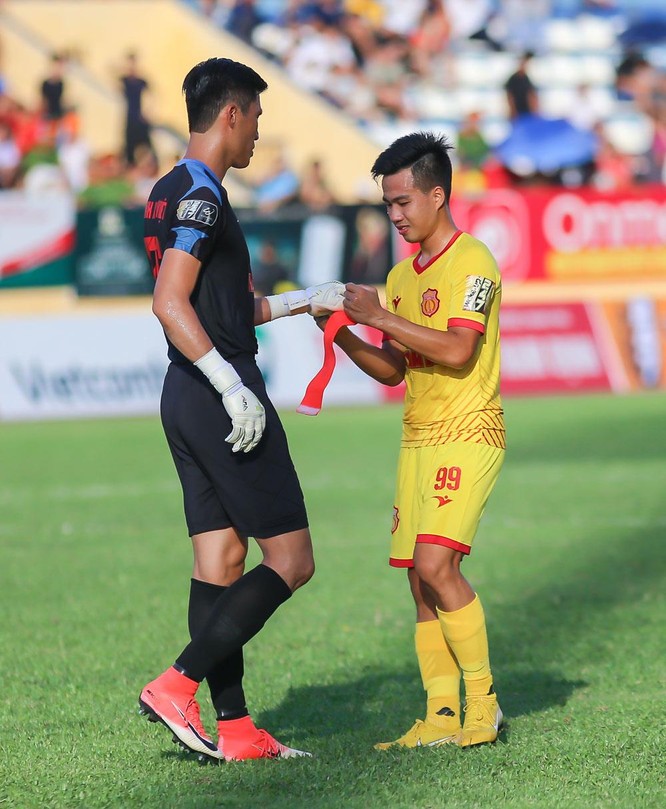 Chủ nhà Nam Định đang kiếm được 10 điểm sau 5 trận để vươn lên vị trí thứ 6 và trở thành đội có phong độ lượt về tốt nhất V.League 2019. Ảnh VPF