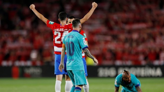 Arturo Vidal để bóng chạm tay trong vòng cấm còn khiến CLB xứ Catalan bị trả giá bằng bàn thua thứ 2ctrên chấm phạt đền. Ảnh MNS.