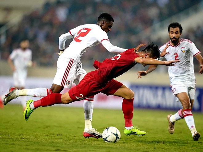 Pha bóng dẫn đến chiếc thẻ đỏ của Khalifa Al Hammadi (12) trở thành bước ngoặt của trận đấu. Ảnh màn hình