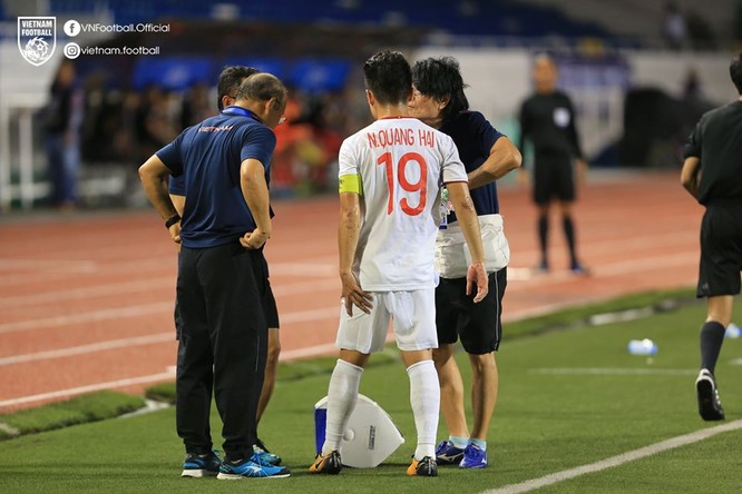 Chấn thương của Quang Hải khiến ông Park phải điều chỉnh chiến thuật. Ảnh CF