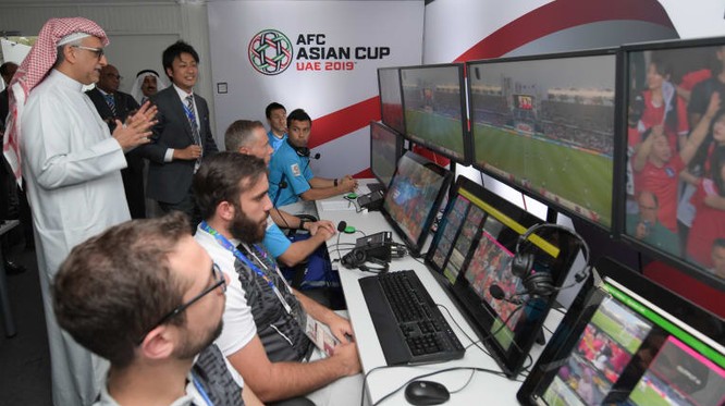 AFC đã lần đầu tiên áp dụng VAR tại Asian Cup 2019. Ảnh Fox