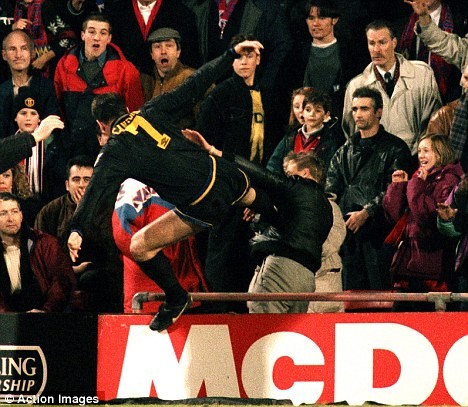 Old Trafford: Chiếc áo số 7 và tấm băng đội trưởng ảnh 1