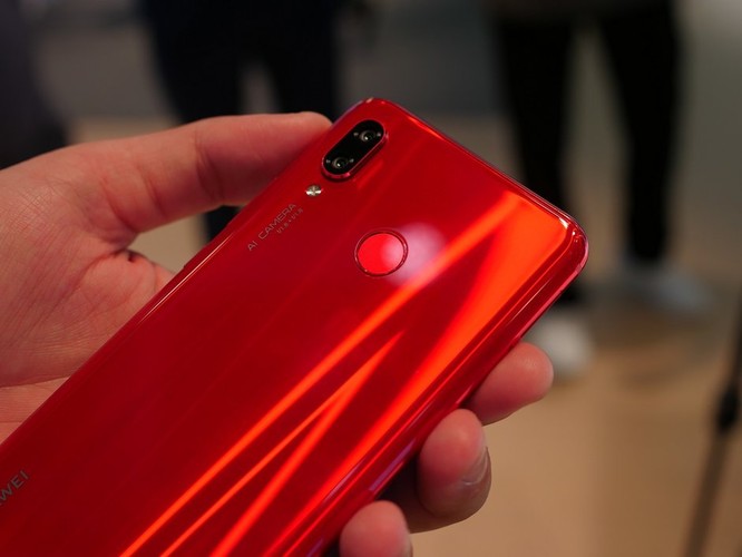 Trên tay nhanh Huawei Nova 3: Màu sắc rực rỡ, chất lượng tuyệt vời ảnh 2