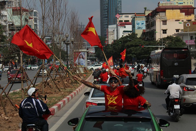 Các thành viên Cruze Club háo hức chờ đón trận bóng