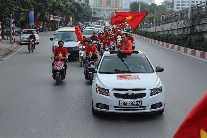 Các tuyến phố ngập tràn sắc đỏ màu cờ sắc áo của đội tuyển quốc gia U23 Việt Nam