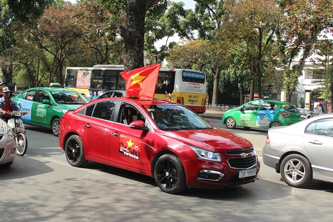 Đoàn xe diễu hành qua các tuyến phố chính của Hà Nội