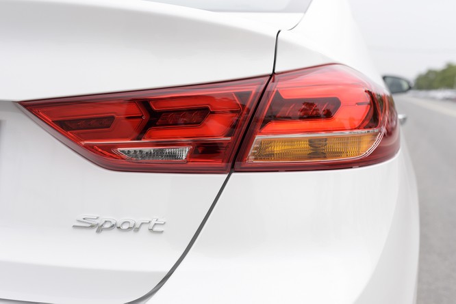 Hyundai Elantra Sport động cơ Turbo ra mắt khách hàng Việt, giá 729 triệu ảnh 11